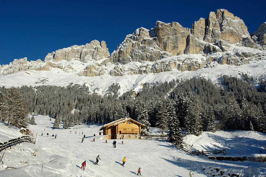 Berglandschaft in Winter mit Berghütte, Karerpass, Rosengarten, Rosengartengruppe, Eggental, Südtirol, Italien