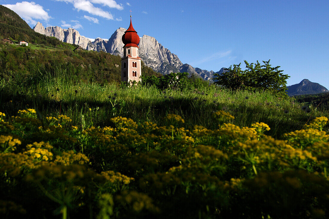 St Oswald Kirche mit Zwiebelturm, St Oswald, Kastelruth, Schlern, Dolomiten, Südtirol, Italien
