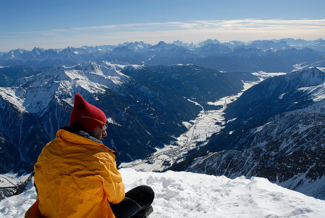 Tourengeher geniesst den Aussicht ins Tal, Antholzertal, Pustertal, Südtirol, Italien