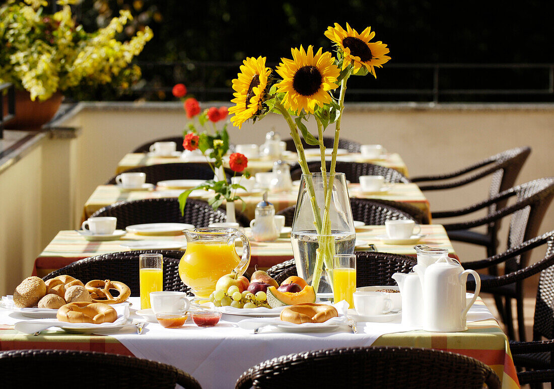 Gedeckte Tisch mit Sonnenblume, Gesundes Frühstück, Frühstückstisch im Hotel, Südtirol, Italien