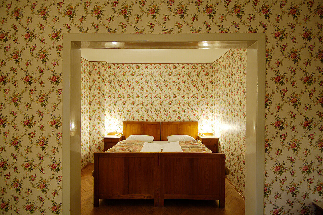 Schlafzimmer mit Bett in Jugendstil, Villa Hermes, Seis am Schlern, Südtirol, Italien