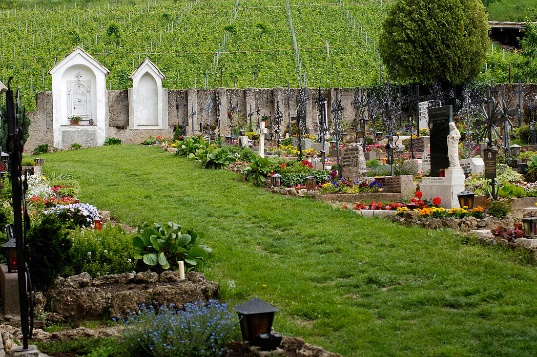 Friedhof mit Gräber, Wallfahrtsort Maria Weissenstein, Wallfahrtskirche, Petersberg, Deutschnofen, Südtirol, Italien