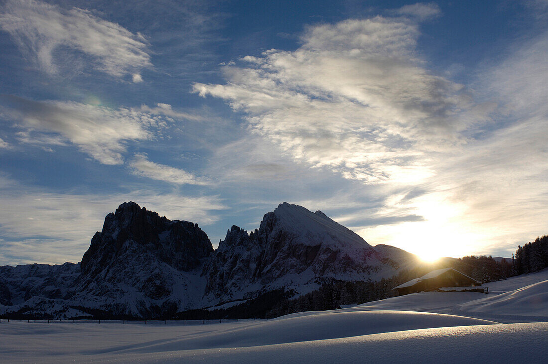 Berglandschaft in Winter bei Sonnenaufgang, Seiser Alm, Langkofelgruppe, Südtirol, Italien