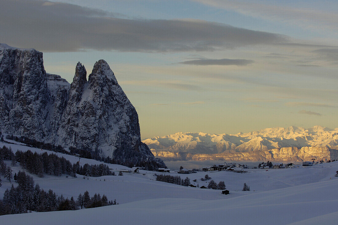 Berglandschaft in Winter, Seiser Alm mit Santnerspitze, Schlerngebiet, Südtirol, Italien