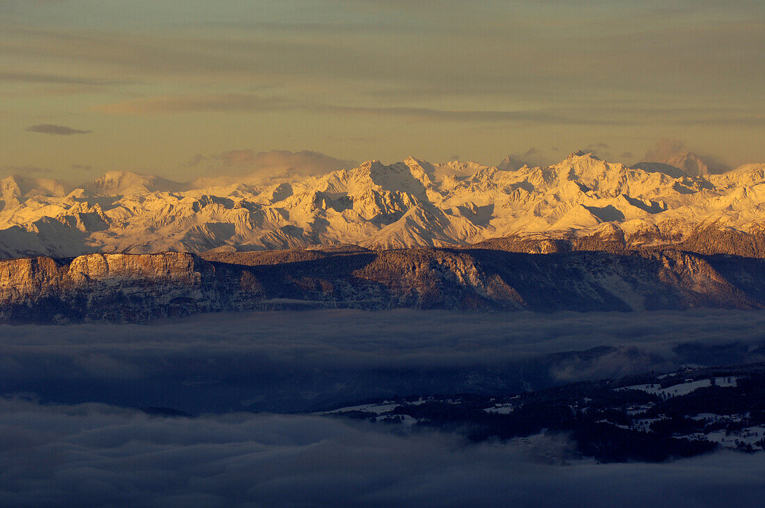 Berglandschaft bei Sonnenaufgang, Morgennebel, Ortlergruppe, Südtirol, Italien