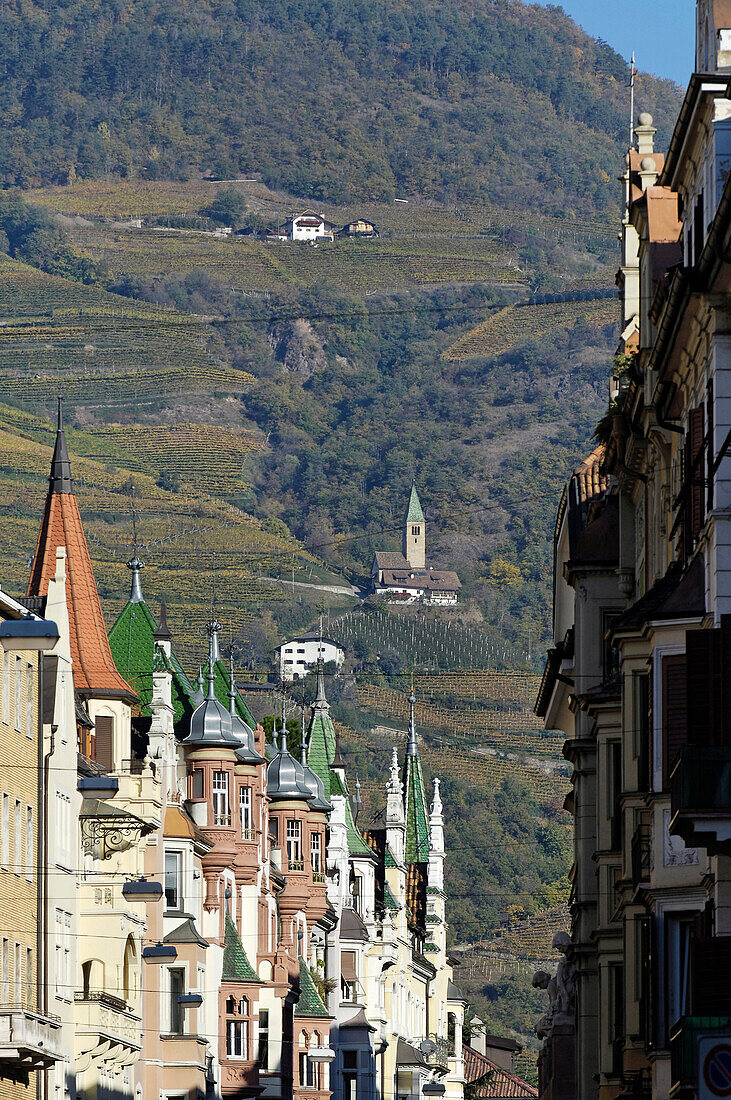 Wohnhäuser in der Altstadt, Sparkassenstrasse, mit Weinberge im Hintergrund, Bozen, Südtirol, Italien