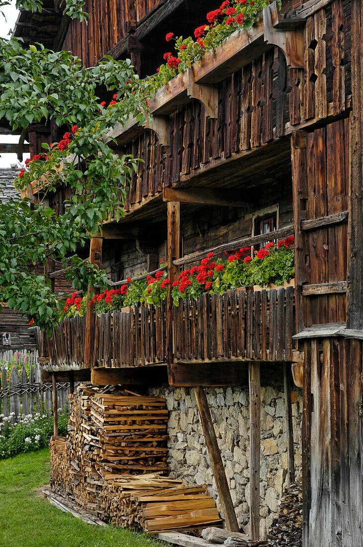 Bauernhaus mit Balkon im Südtiroler Volkskundemuseum Dietenheim, Dietenheim, Pustertal, Südtirol, Italien