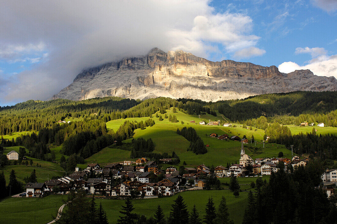 Village of St. Leonhard and Kreuzkofel mountain, Fanes Sennes Prags nature reserve park, Abtei, Badia, Ladin valley, Gadertal, Südtirol, Italien