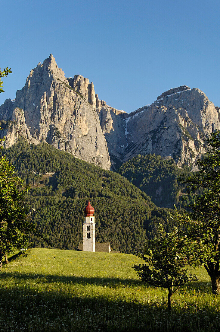Kirche St Valentin mit Zwiebelturm, Seis am Schlern, Dolomiten, Südtirol, Italien