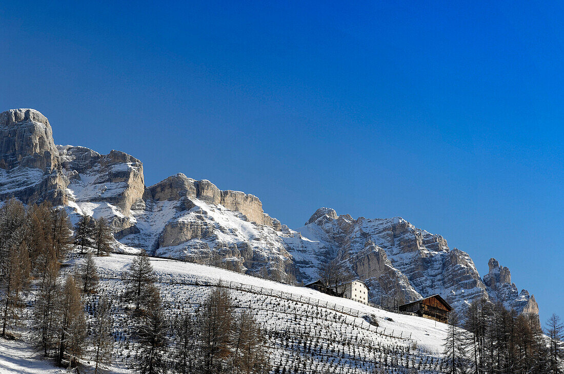Bauernhäuser in Winterlandschaft mit Kreuzkofelgruppe, Abtei, Val Badia, Ladinische Täler, Gadertal, Südtirol, Italien
