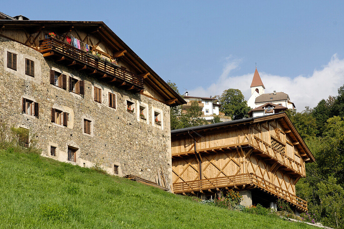 Bauernhaus mit Heustadel, Völser Aicha, Oachner Höfeweg, Völs am Schlern, Südtirol, Italien