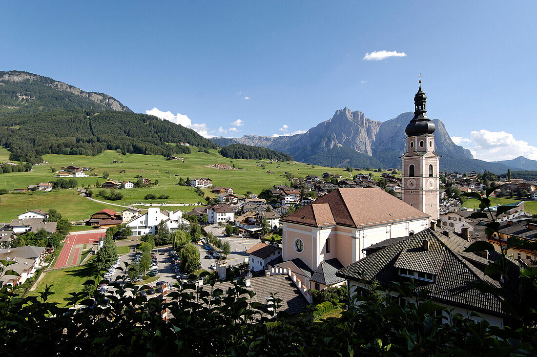 Kastelruth mit Pfarrkirche Sankt Peter und Paul, Kastelruth, Schlern, Südtirol, Italien