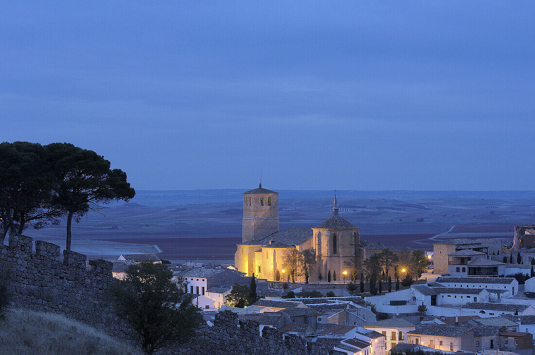Collegiate church of San Bartolomé (15th century) at dusk, Belmonte. Ruta del Quijote. Cuenca province, Castilla-la Mancha, Spain