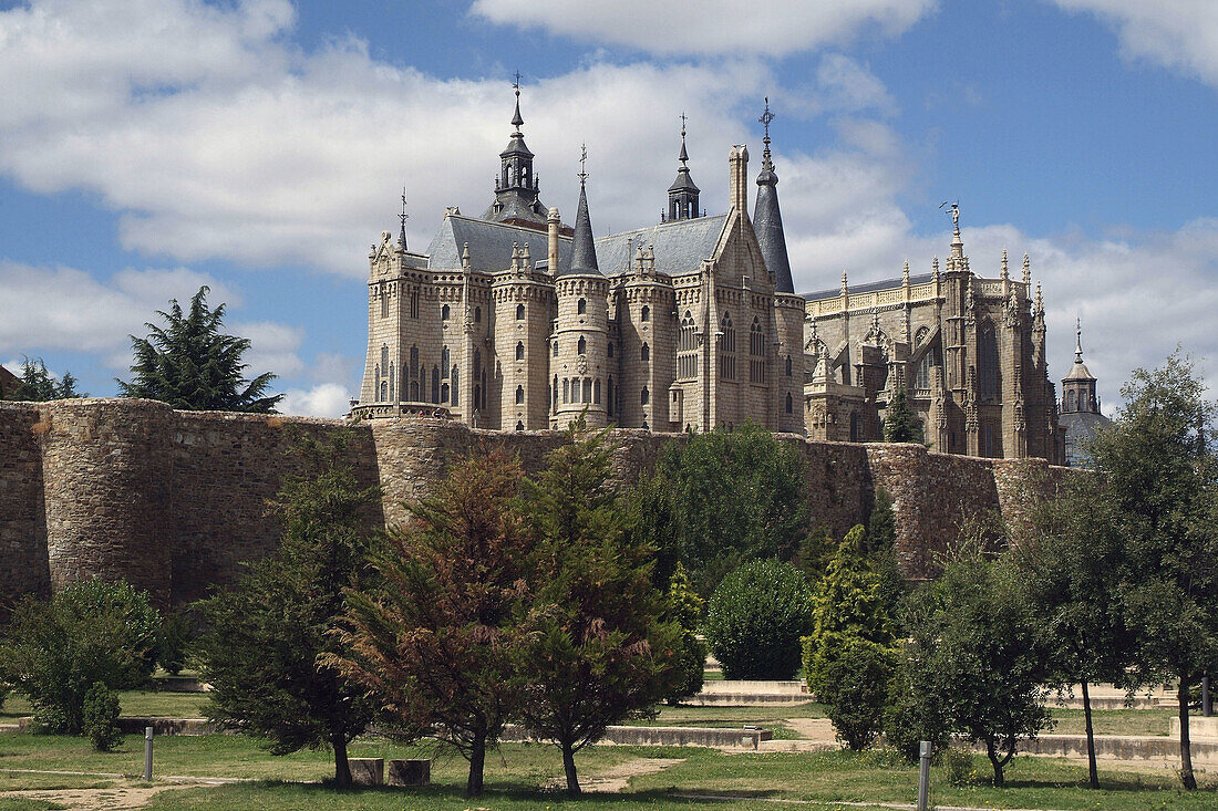 City walls, gothic cathedral and Palacio Episcopal, by Gaudi. Astorga. Castilla-León. Spain.