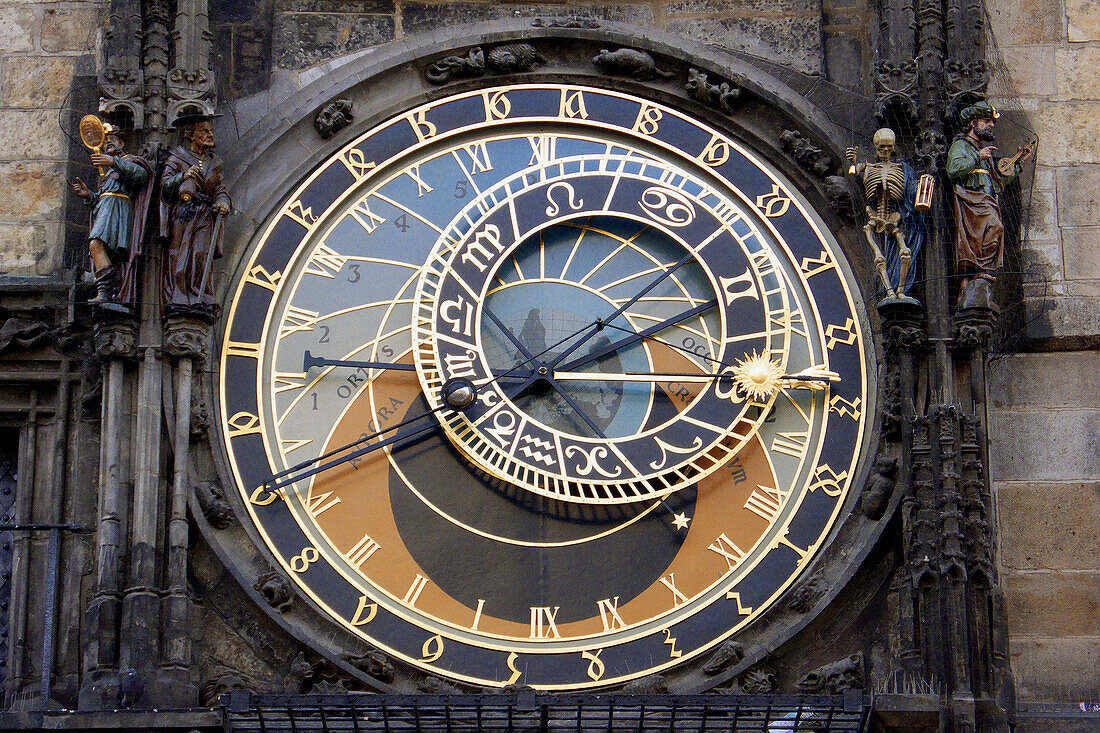 Astronomical clock. Old Town Hall. Prague. Czech Republic / La Torre con el reloj astronómico forma parte del Ayuntamiento de la Ciudad. Este reloj fue construido en 1410 y modificado varias veces. Praga. República Checa.