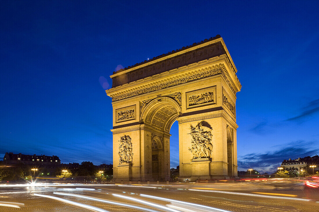 Abenddämmerung, Aktivität, Allee, Alleen, Arc de Triomphe, Asphalt, Aussen, Beleuchtet, Beleuchtung, Bewegung, Bogen, Bögen, Champs Elysees, Dämmerung, Denkmal, Denkmäler, Draussen, Europa, Farbe, Frankreich, Großtadtlandschaft, Großtadtlandschaften, Länd