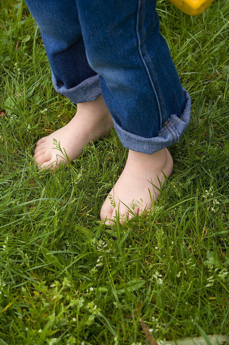 Anonymous, Barefeet, Barefoot, Blue jean, Blue jeans, Chill out, Chilling out, Close up, Close-up, Closeup, Color, Colour, Comfort, Comfortable, Contemporary, Country, Countryside, Daytime, Denim, Exterior, Feet, Field, Fields, Foot, Grass, Grasses, Grass