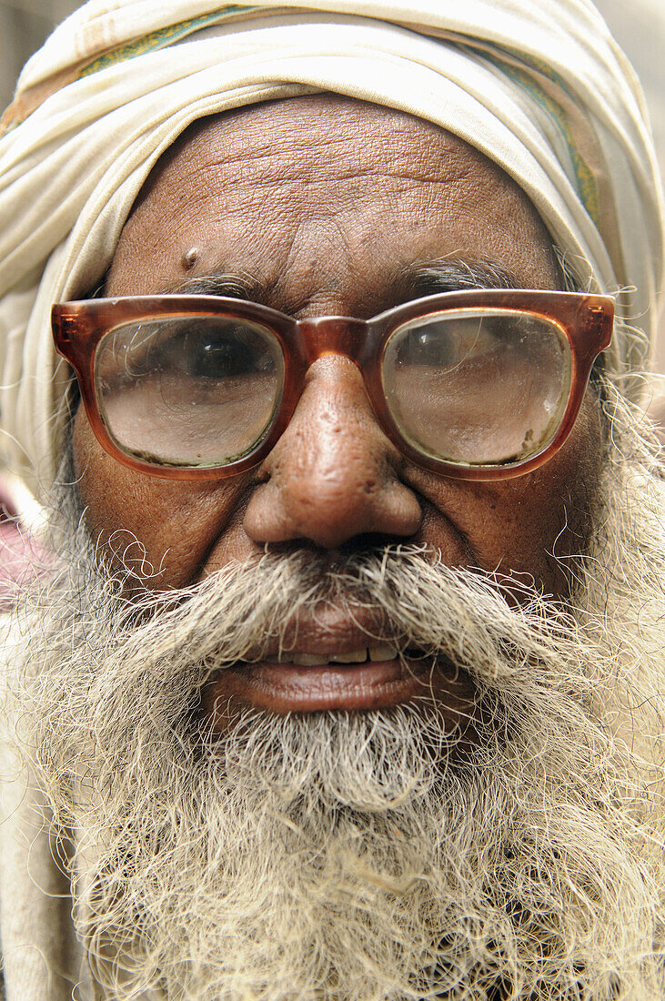 Funny old man portait of an old Sikh … – License image – 70235163 ❘  lookphotos
