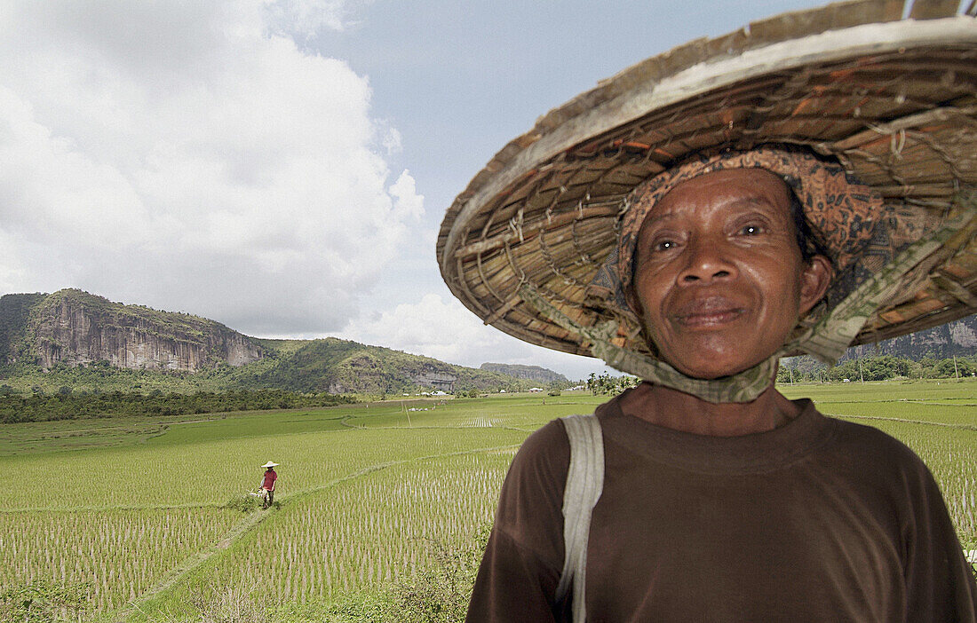 One of the workers of the ricefields in Harau canyon and valley. Sumatra (Indonesia).
