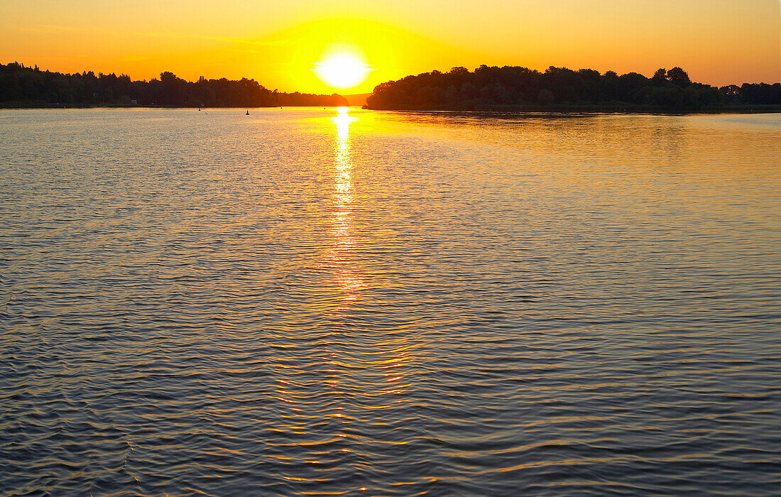 Sonnenaufgang über dem  Wannsee (Havel) , Brandenburg, Deutschland, Europa