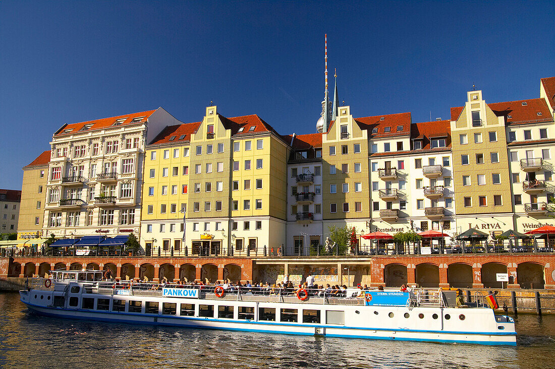 mit dem Hausboot durch Berlin Nikolaiviertel, Spreeufer, Spree, Deutschland, Europa