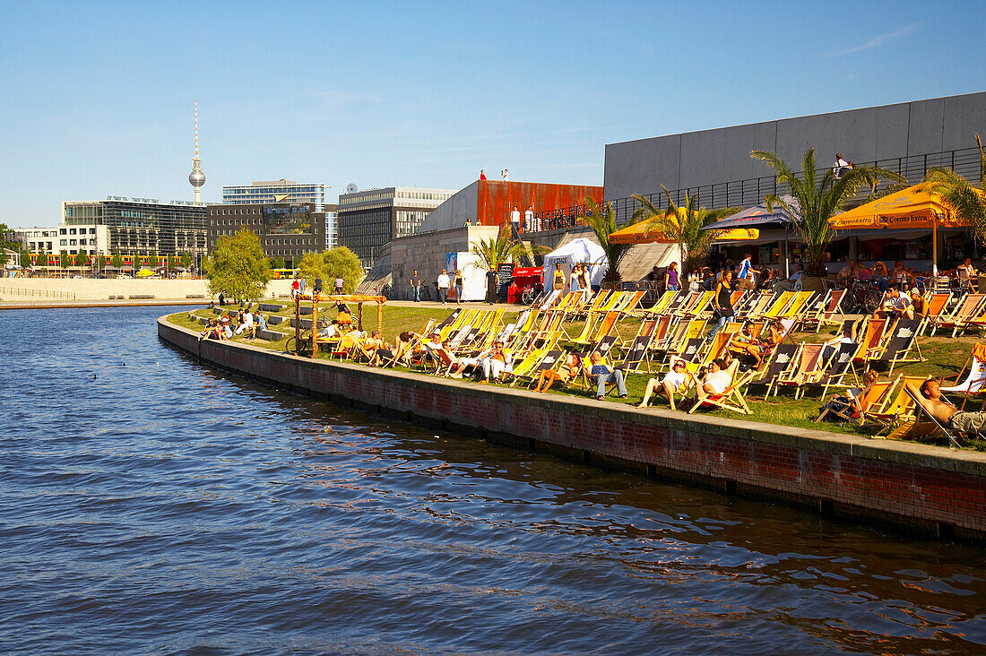 mit dem Hausboot durch das Regierungsviertel Berlin Mitte, Spreebogenpark, Maria-Elisabeth-Lüders-Haus, Fernsehturm, Spree, Deutschland, Europa