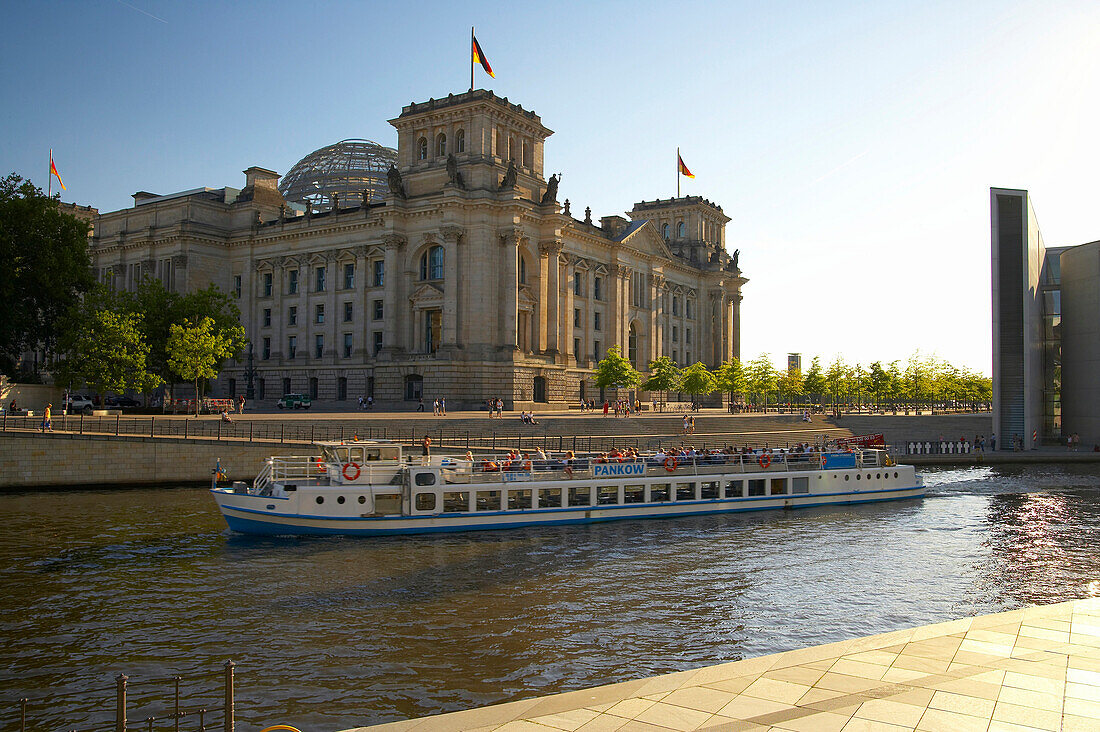 with the houseboat through the quarter with government offices in Berlin Mitte (centre), Reichstag, Spree, Germany, Europe