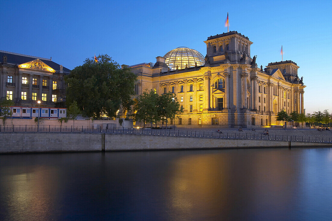 Blick über die Spree zum Reichstagsgebäude am Abend, Berlin, Deutschland