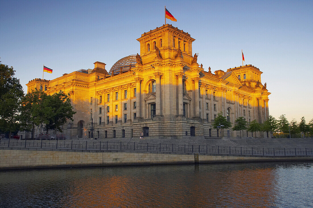Blick über die Spree zum Reichstagsgebäude am Morgen, Berlin, Deutschland