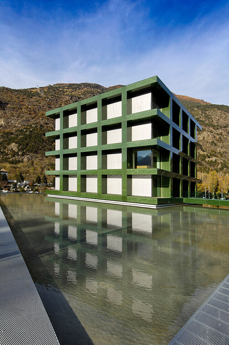 Modernes Gebäude vor einem Berghang im Dorf Latsch, Vinschgau, Südtirol, Italien, Europa