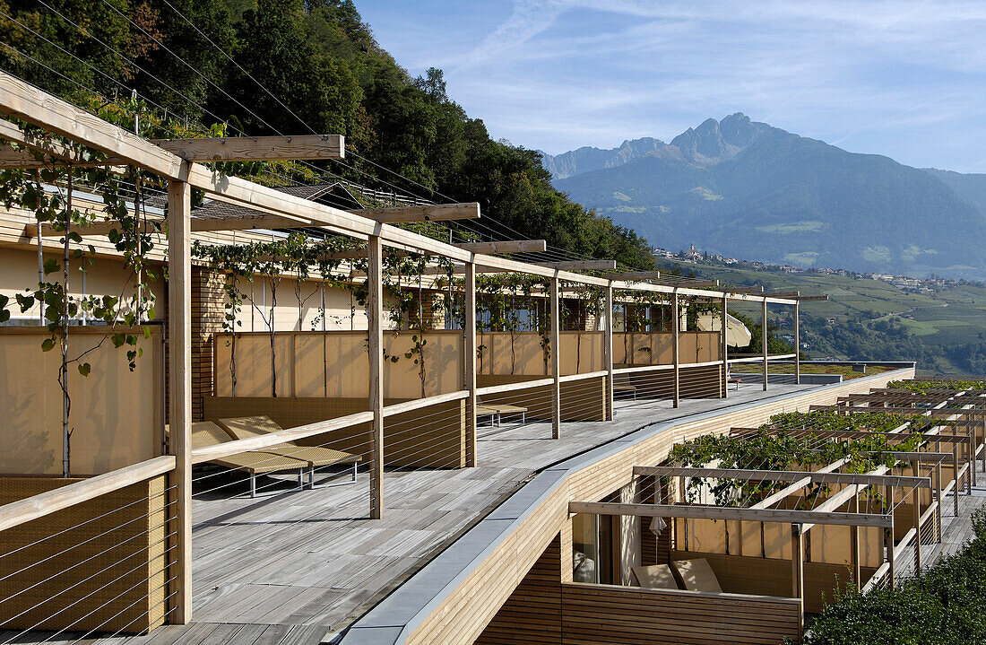 Terrassen des Designhotel Pergola Residence im Sonnenlicht, Meran, Vinschgau, Südtirol, Italien, Europa