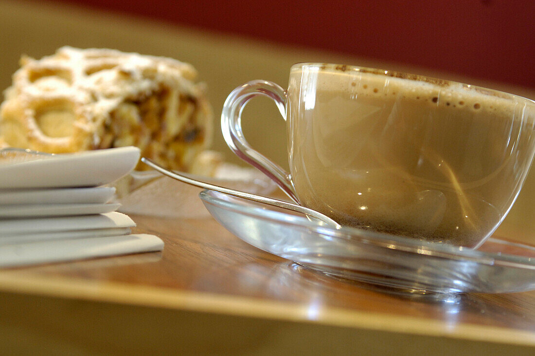 Eine Tasse Cappuccino und Apfelstrudel in einem Café, Südtirol, Italien, Europa