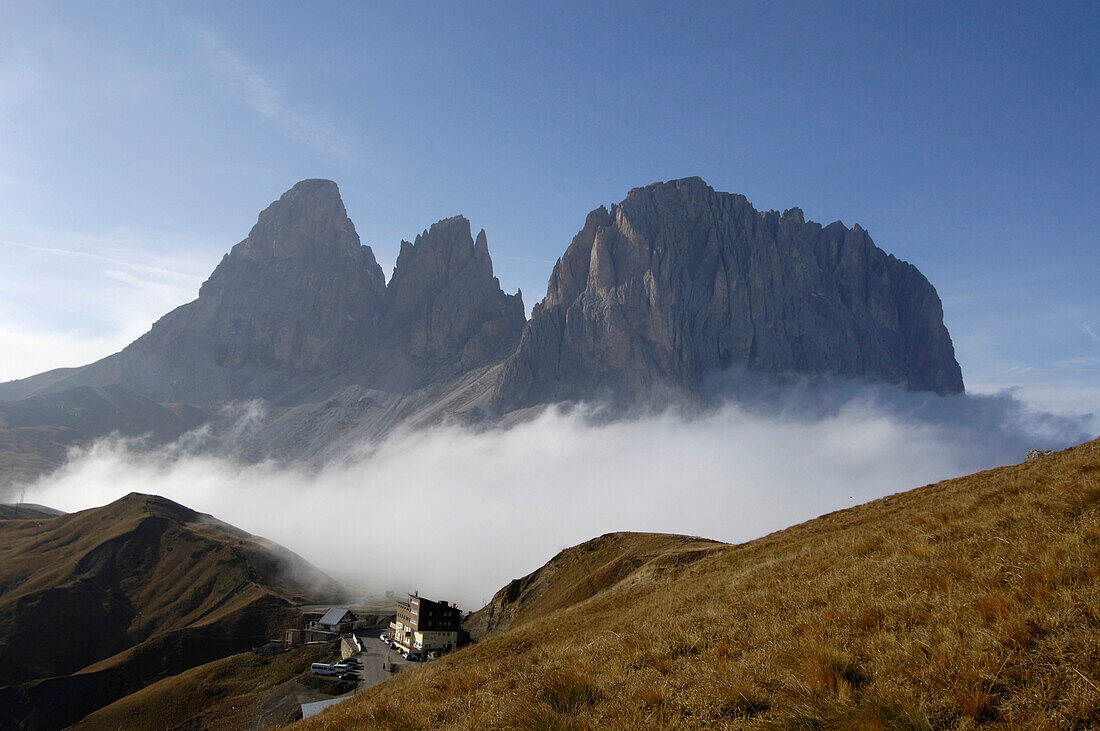 Hotel Maria Flora an einem Bergpass vor Berggipfeln im Morgennebel, Dolomiten, Südtirol, Italien, Europa