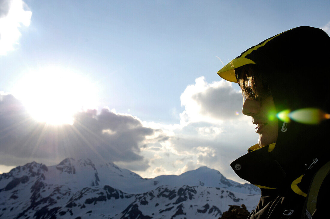 Profil eines Mannes vor schneebedeckten Bergen bei Sonnenuntergang, Schnalstal, Vinschgau, Südtirol, Italien, Europa