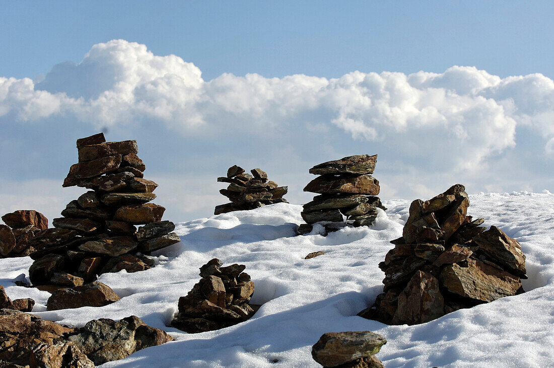 Steinmänner im Schnee, Schnalstal, Vinschgau, Südtirol, Italien, Europa