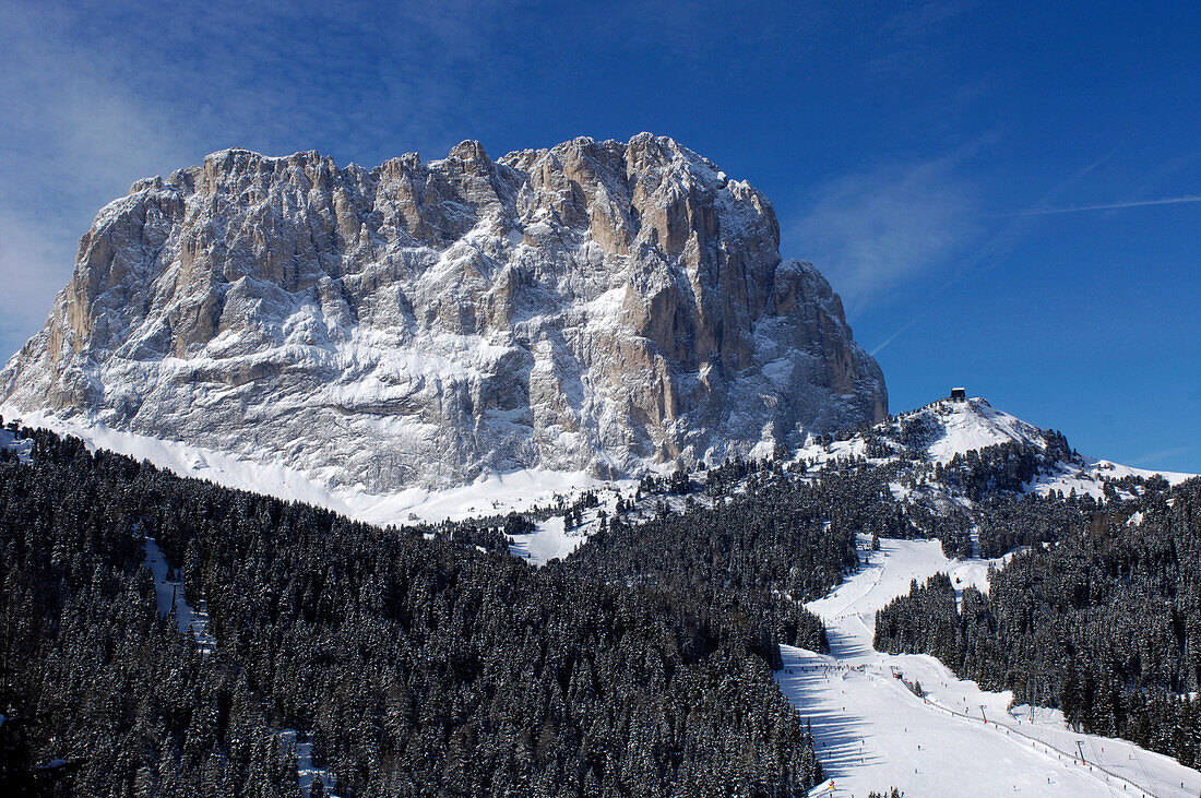 Blick auf Skipiste unter schneebedecktem Berggipfel, Grödnertal, Dolomiten, Südtirol, Italien, Europa