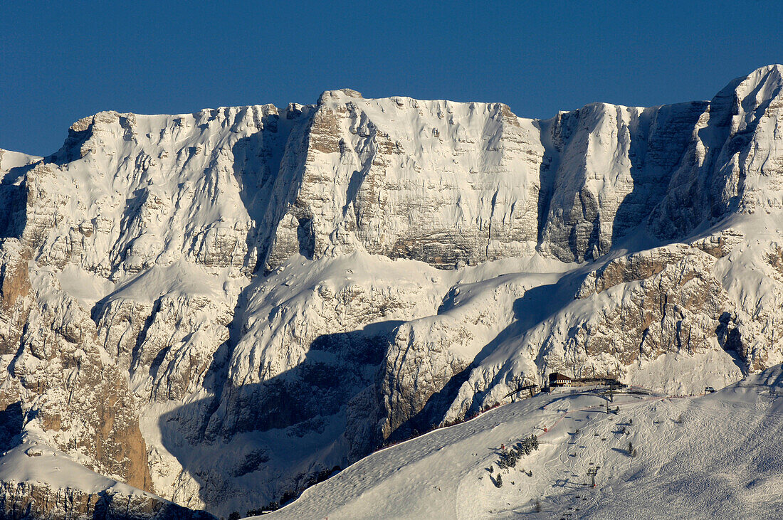 Verschneite Berge unter blauem Himmel, Dolomiten, Südtirol, Italien, Europa