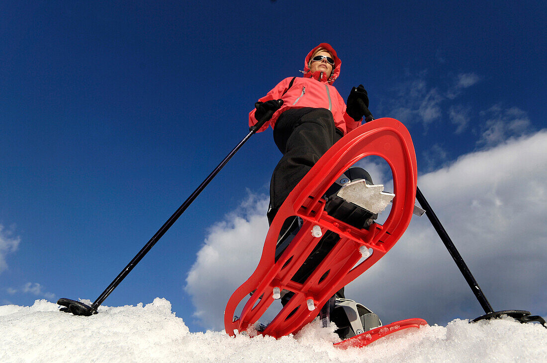Eine Frau beim Schneeschuhwandern im Sonnenlicht, Schnalstal, Vinschgau, Südtirol, Italien, Europa