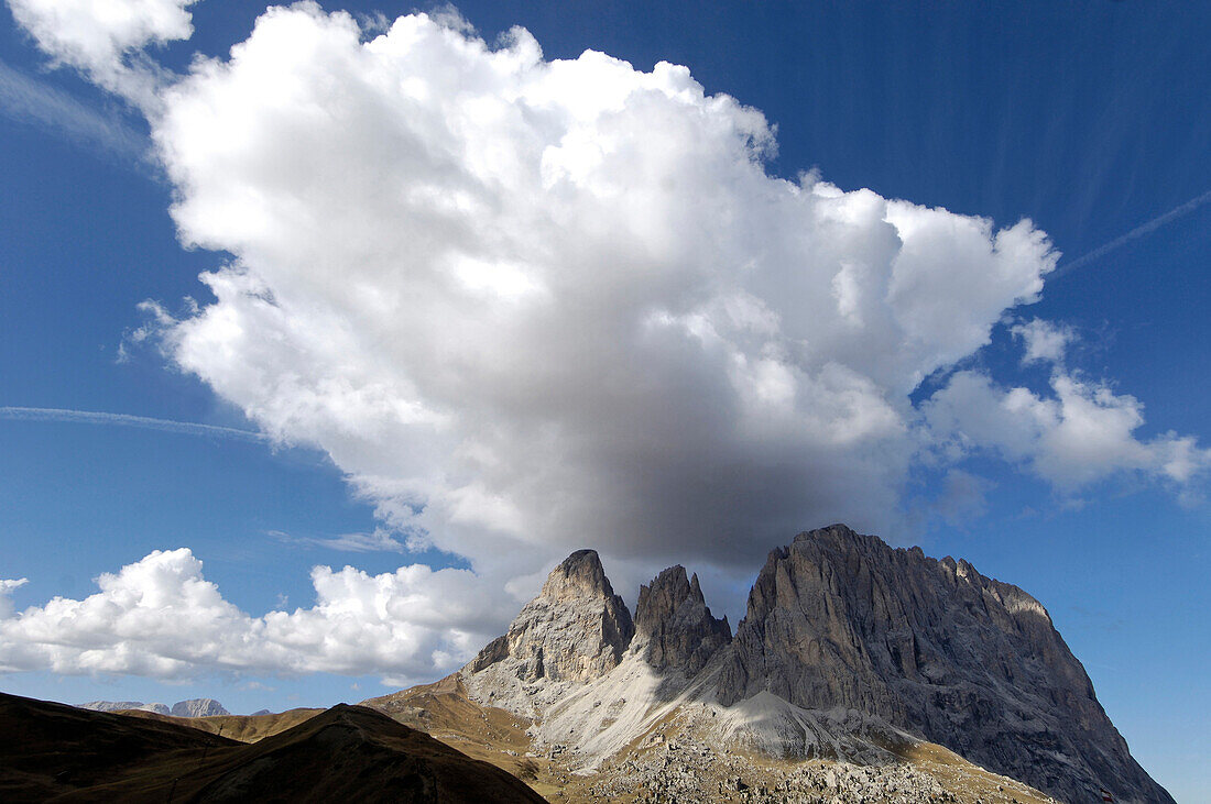 Blick auf Berggipfel unter weisser Wolke, Dolomiten, Südtirol, Italien, Europa