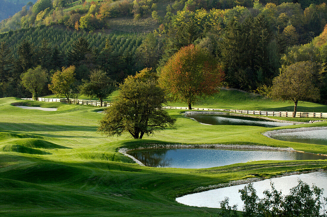 Der menschenleere Golfplatz Kastelruth Seiser Alm im Herbst, Schlern, Südtirol, Italien, Europa
