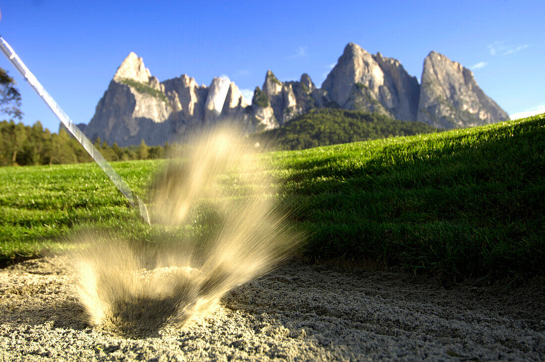 Golfschläger schlägt den Ball aus dem Bunker, Golfplatz Kastelruth Seiser Alm, Schlern, Südtirol, Italien, Europa