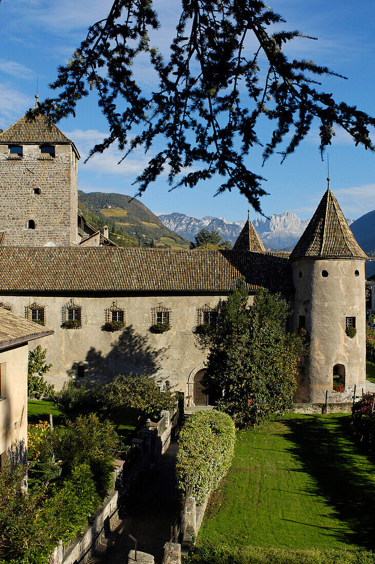 Schloss Maretsch im Sonnenlicht im Herbst, Bozen, Südtirol, Italien, Europa