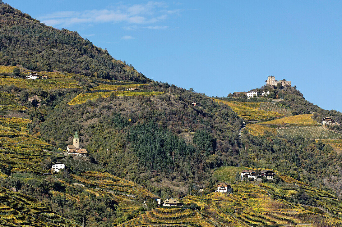 Schloss Rafenstein an einem Berghang über Weinfeldern, Bozen, Südtirol, Italien, Europa