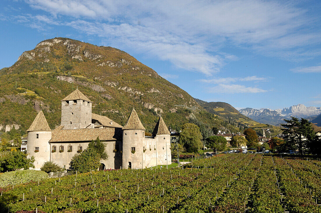 Schloss Maretsch im Sonnenlicht im Herbst, Bozen, Südtirol, Italien, Europa