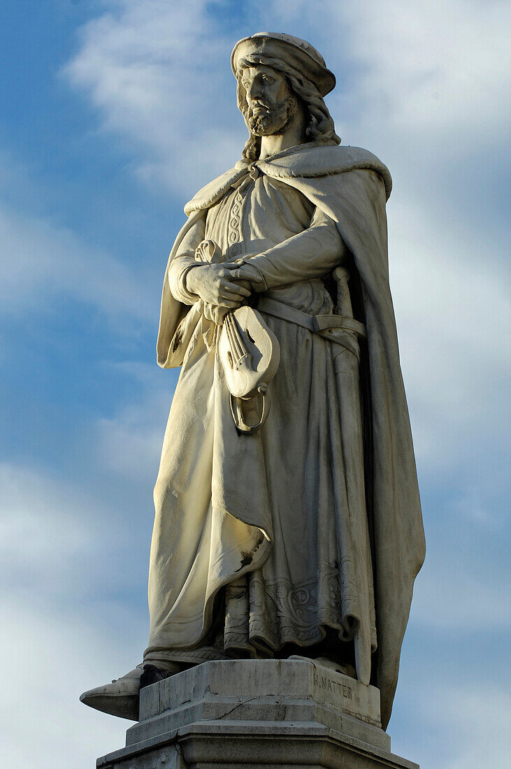 Das Denkmal von Walther von der Vogelweide vor Wolkenhimmel, Bozen, Südtirol, Italien, Europa