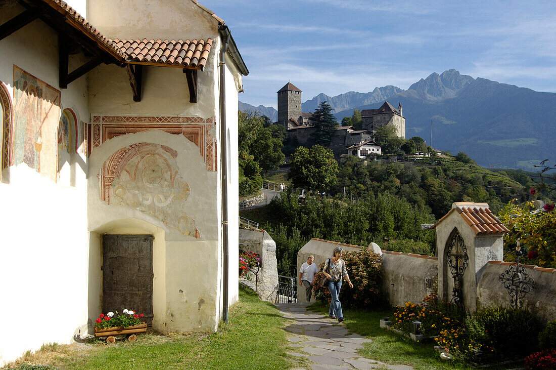 Blick auf die Kirche St. Peter und das Schloss Tirol, Burggrafenamt, Etschtal, Vinschgau, Südtirol, Italien, Europa