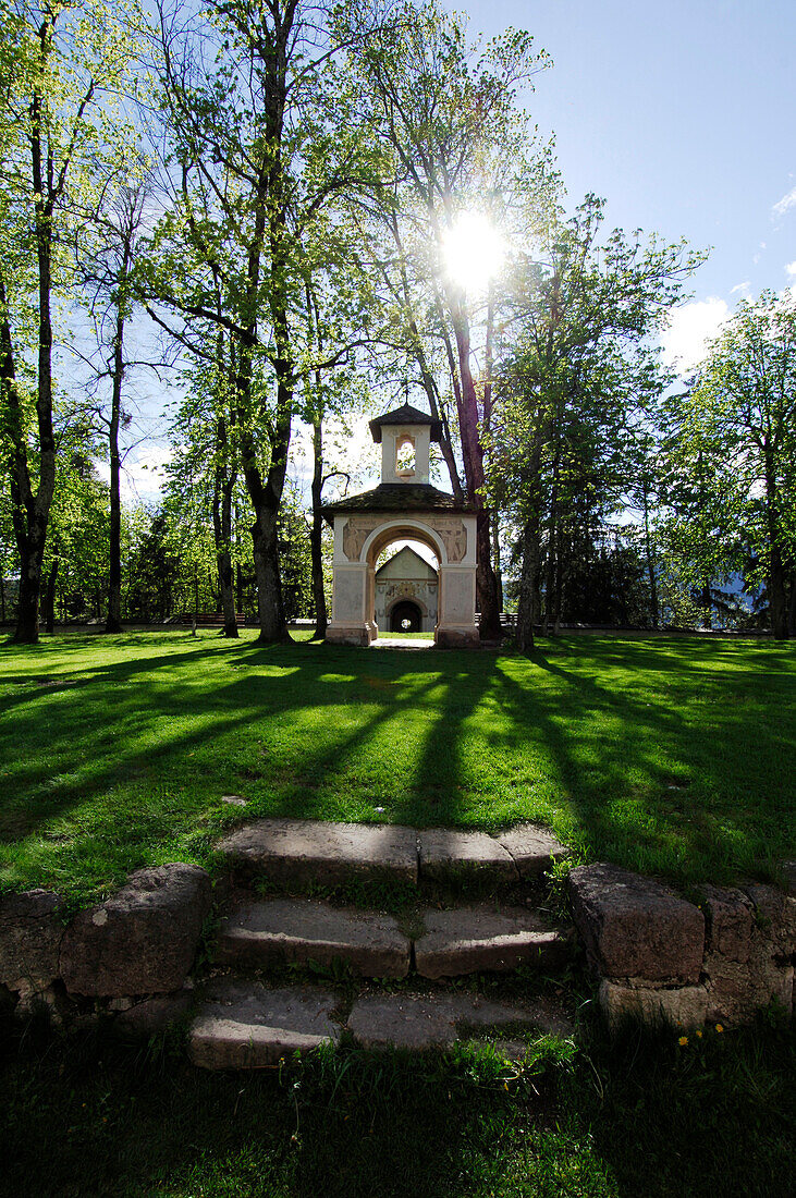 Kapelle auf einer Wiese im Sonnenlicht, Kalvarienberg, Kastelruth, Südtirol, Italien, Europa