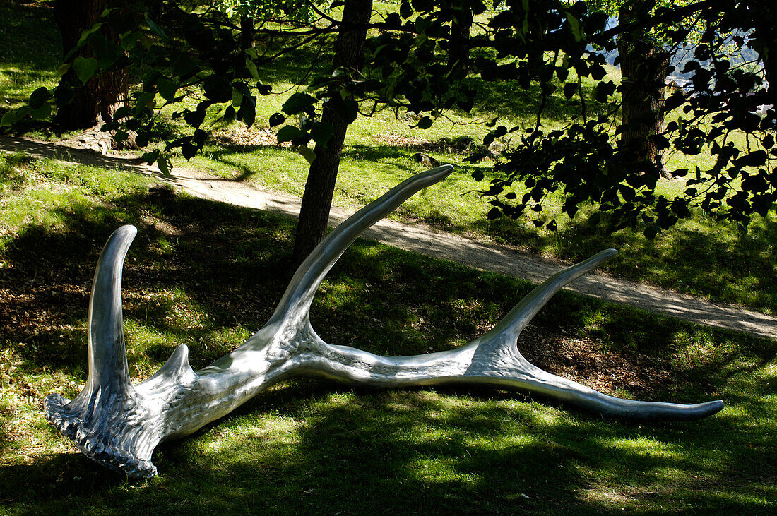 Kunstwerk, Geweihskulptur auf einer Wiese, Völs am Schlern, Südtirol, Italien, Europa