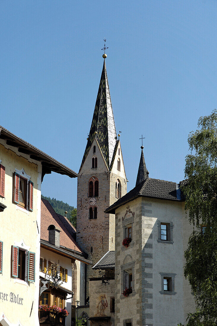 Häuser und Kirchturm des Dorfes Villanders unter blauem Himmel, Villanders, Eisacktal, Südtirol, Italien, Europa