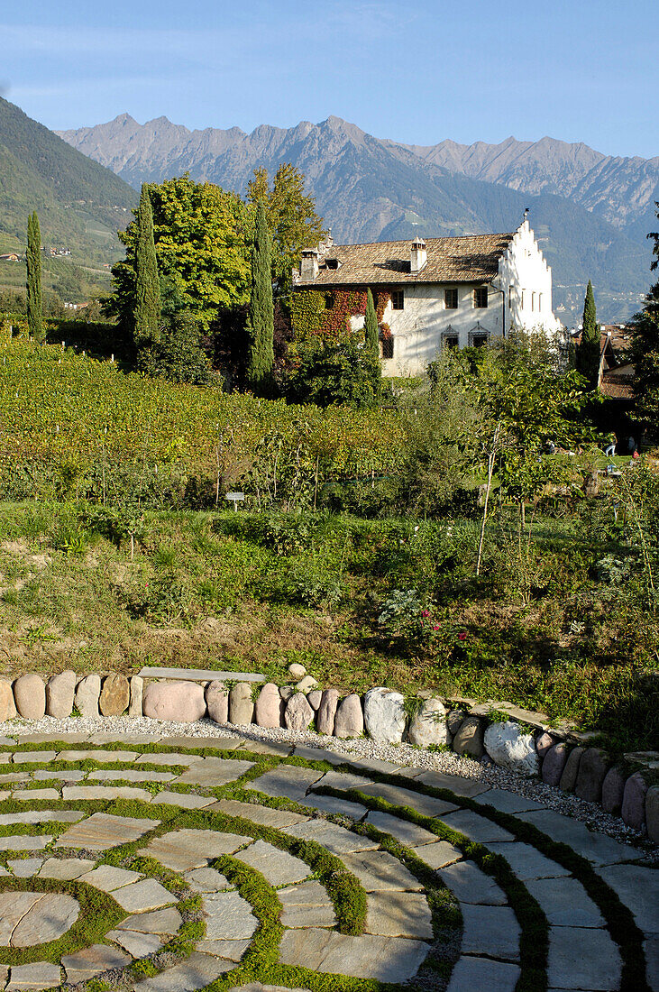Labyrinth im Garten von Weingut Kränzel, Burggrafenamt, Etschtal, Vinschgau, Südtirol, Italien, Europa